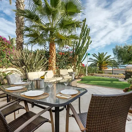 3 Bedroom With Shared Pool And Amazing Sea Views *
